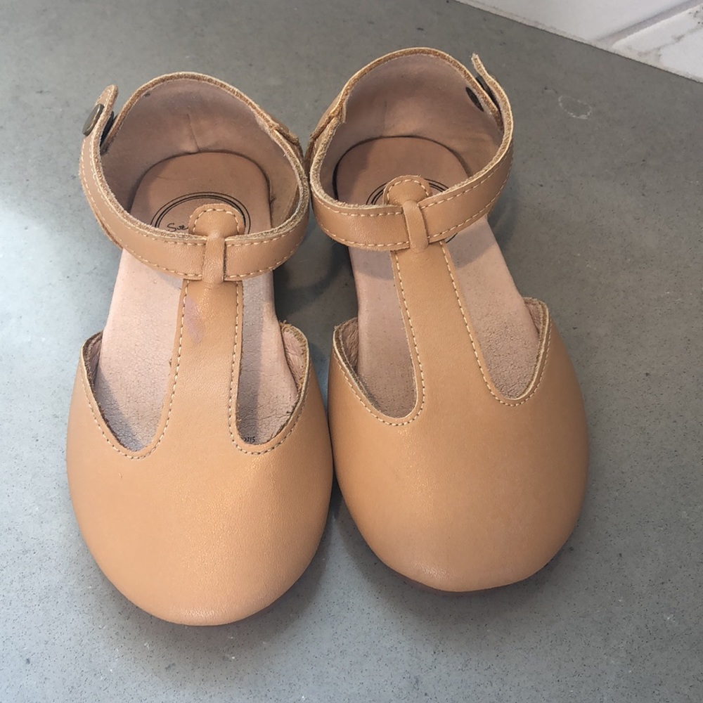 Camel colored T-strap leather shoes. Size 7t